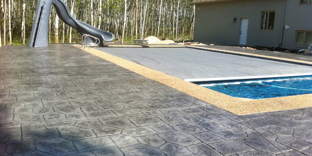 Castlestone, Smoke (1/2 Bag), Charcoal Release, Exposed Aggregate Border and Flat Face Cantilever